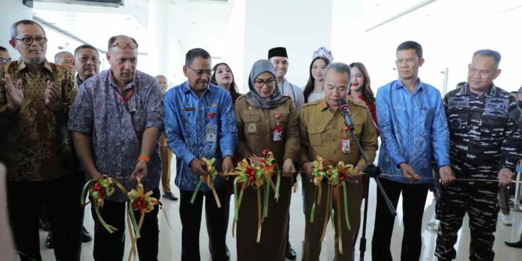 Pemotongan pita oleh Sekdaprov Kalsel M Syarifuddin tanda dibukanya rute Banjarmasin-Kuala Lumpur di Bandara Syamsudin Noor. (foto : Adpim Kalsel)
