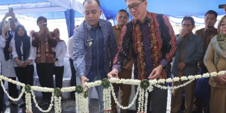 Direktur Utama Bank Kalsel Fachrudin saat gunting pita tanda dibukanya KCPS Tanjung. (foto : Bank Kalsel)