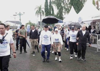 Gubernur H Muhidin dan Istri Hj Fathul Jannah Ramaikan Banua Qristival