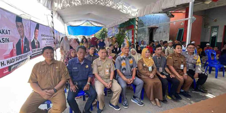 Anggota DPRD Banjarmasin Fraksi Gerindra Hadi Supriyanto foto bersama warga saat reses di Jalan Gerilya Kampung Baru RT 14 RW 02, Kelurahan Tanjung Pagar. (foto : sna/seputaran)