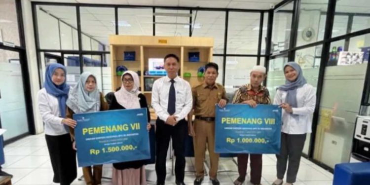 Penyerahan hadiah Undian Simpeda Nasional kepada enam nasabah Bank Kalsel KC Paringin. (foto : istimewa)