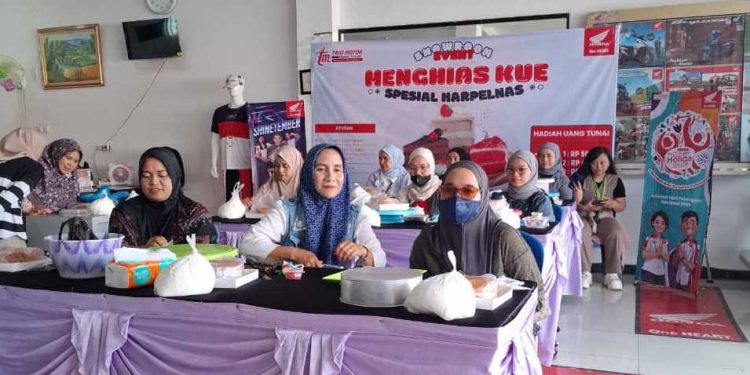 memperingati Hari Pelanggan Nasional (Harpelnas), Dealer Honda Trio Motor Muara Teweh menggelar kegiatan istimewa bertajuk “Showroom Event: Menghias Kue Spesial Harpelnas”. (foto : istimewa)