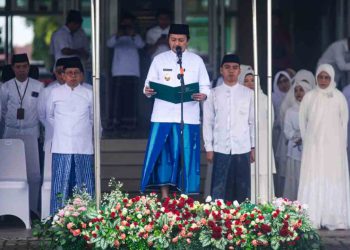 Hari Santri Nasional 2025, Wagub Kalsel Serahkan Penghargaan kepada Santri dan Santriwati Kalsel Berprestasi di Ajang MQK Internasional
