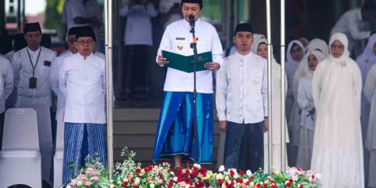 Wagub Kalsel H Hasnuryadi Sulaiman saat memimpin peringatan Hari Santri 2025. (foto : Adpim Kalsel)