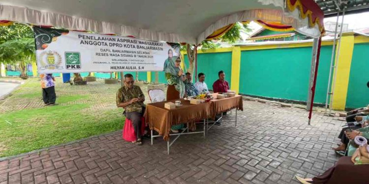 Anggota DPRD Banjarmasin Hilyah Aulia saat menangapi keluhan dan aspirasi warga saat reses. (foto : sna/seputaran)