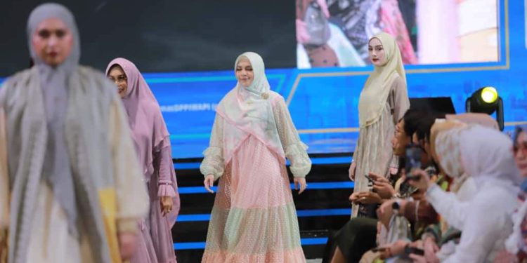 Drg. Hj. Ellyana Trisya Hasnuryadi, istri Wagub Kalsel saat tampil di IWAPI Fashion Day 2025. (foto : Adpim Kalsel)