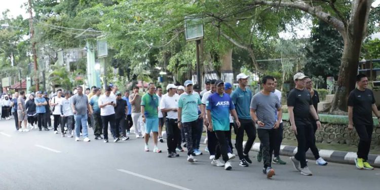 Kegiatan jalan sehat bersama yang digelar Bank Kalsel di Barabai. (foto : Bank Kalsel)