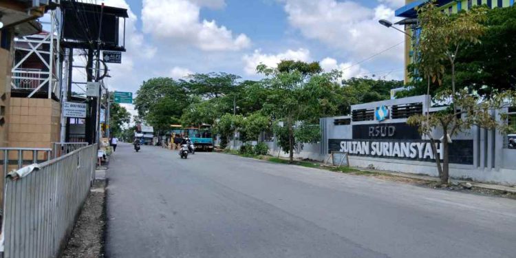 Jalan depan RSUD Sultan Surianyah yang selesai diperbaki PUPR Banjarmasin. (foto : shn/seputaran)