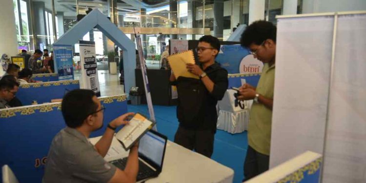 Pencari kerja saat melamar pekerjaan di Job Fair BKL 2025. (foto : Adpim Kalsel)