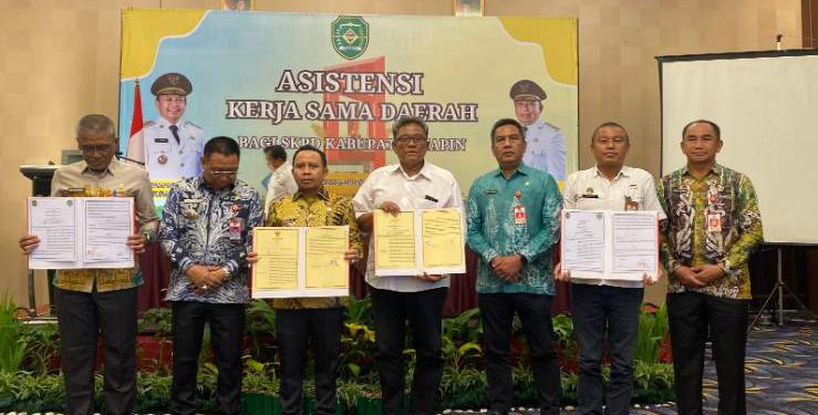 Bupati Tapin H Yamani saat menunjukan dokumen kerja sama dengan Pemko Yogyakarta. (foto : istimewa)