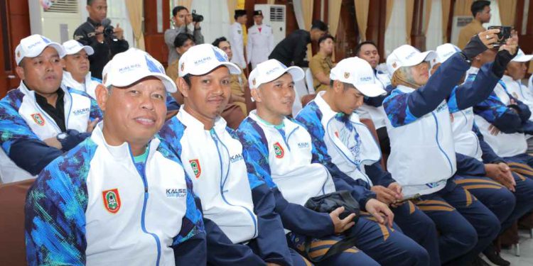 Kontingen ASN Kalsel mengikuti acara pelepasan untuk Pornas  ke-XVII Korps Korpri Tahun 2025 di Palembang. (foto : Adpim Kalsel)