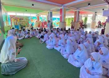 Anak Didik SD Islam Al Azhar 37 Banjarbaru Kunjungi Perpustakaan Palnam
