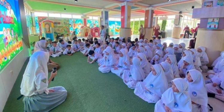 Ratusan anak didik SD Islam Al Azhar saat berkunjung ke Perpustaaan Palnam Dispersip Kalsel. (foto : istimewa)