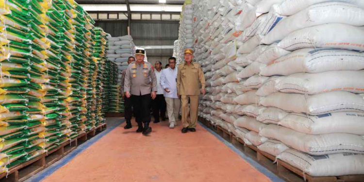 Gubernur Kalsel H Muhidin bersama Kapolda Kalsel Irjen Pol. Rosyanto Yudha Hermawan melakukan monitoring ke Gudang Bulog Kantor Wilayah Kalsel di kawasan Landasan Ulin Banjarbaru. (foto : Adpim Kalsel)