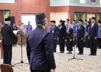 Gubernur H Muhidin Lantik 11 Pejabat Esselon II