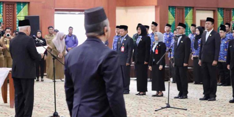 Gubernur Kalsel H Muhidin saat melantikan 11 pejabat eselon II Pemprov Kalsel. (foto : Adpim Kalsel)