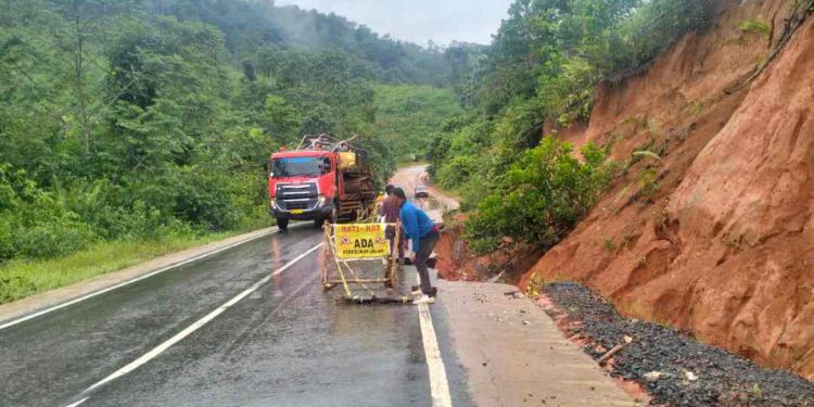 Petugas DInas PUPR Kalsel saat melakukan penanganan di titik longsor Jalan Banjarbaru - Batulicin. (foto : istimewa)