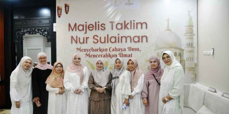 Istri Wagub Kalsel drg Hj Ellyana Trisya Hasnuryadi foto bersama di sela pengajian rutin Majelis Taklim Nur Sulaiman. (foto : Adpim Kalsel)