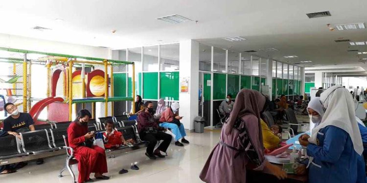 Warga menggunakan masker saat ingin mendapatkalan layanan di Puskesmas. (foto : shn/seputaran)