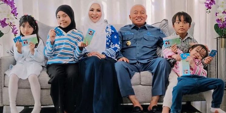 Gubernur Kalsel H Muhidin dan istri bersama cucu-cucunya saat mengajarkan pentingnya menabung sejak dini. (foto : IG Bank Kalsel)
