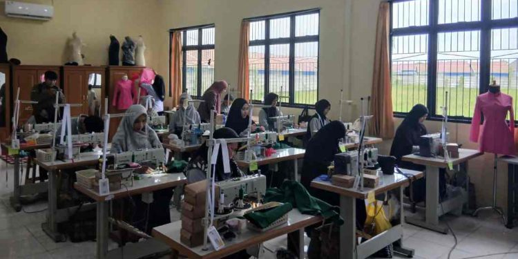 Pelatihan kerja bidang menjahit yang digelar Diskopumker Banjarmasin. (foto : shn/seputaran)