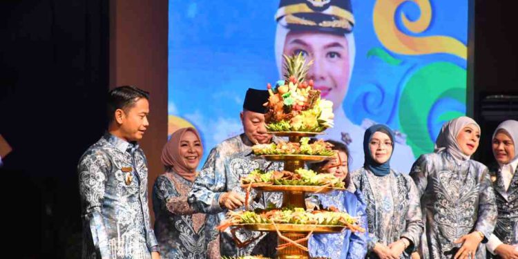 Gubernur Kalsel H Muhidin didampingi Walikota Banjarmasin HM Yamin saat hendak menikmati Nasi Astakona yang disediakan pada malam puncak peringatan Harjad ke-499 Banjarmasin. (foto : shn/seputaran)