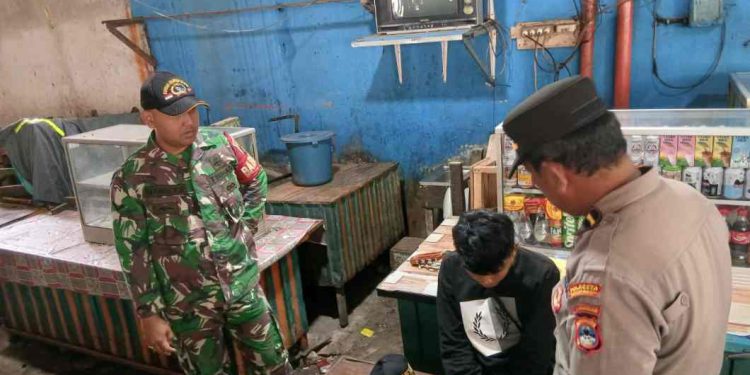 Petugas saat memberikan teguran kepada salah satu remaja saat patroli gangguan Kamtibmas di Pasar Antasari. (foto : shn/seputaran)