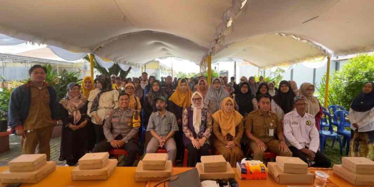 Anggota DPRD Banjarmasin Noorlatifah foto bersama warga di sela kegiatan reses. (foto : sna/seputaran)