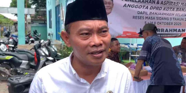 Anggota DPRD Banjarmasin Nurrahman diwawancarai di sela reses. (foto : sna/seputaran)