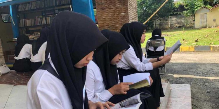 Pusling Dispersip Kalsel saat menyasar PRSTS Barakat Cangkal Bacari. (foto : istimewa)