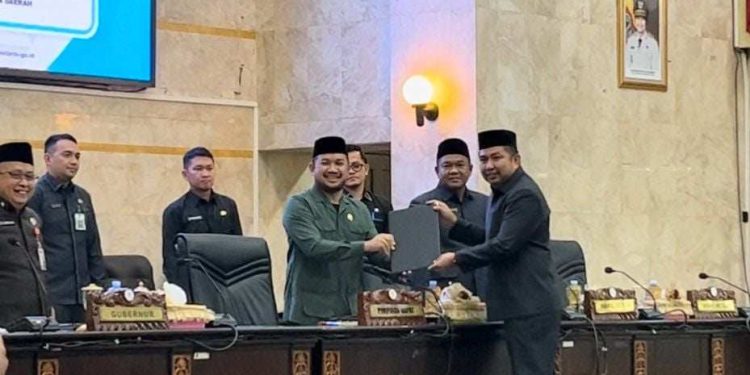 Penyerahan dokumen pemandangan umum dari Fraksi DPP ke pimpinan DPRD Kalsel. (foto : istimewa)