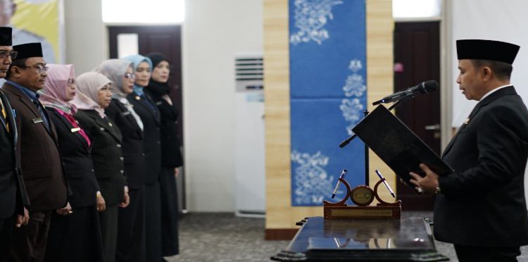 Bupati Tapin H Yamani saat membacakan sumpah jabatan kepada pejabat Pemkab Tapin yang dirotasi dan dilantik. (foto : istimewa)