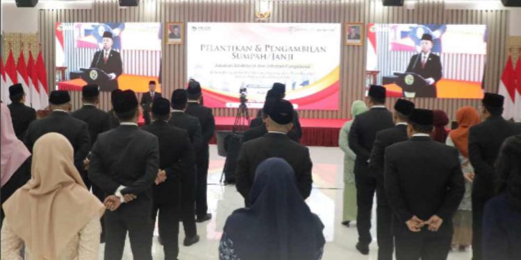 Menteri Nusron Wahid saat melantik 108 Pejabat Kementerian ATR/BPN. (foto : Humas Kementerian ATR/BPN)