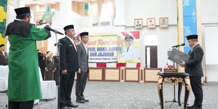 Bupati Tapin H Yamani saat melantik dan mengambil sumpah jabatan Pj Sekdakab dan Kepala Dinkes Tapin. (foto : istimewa)