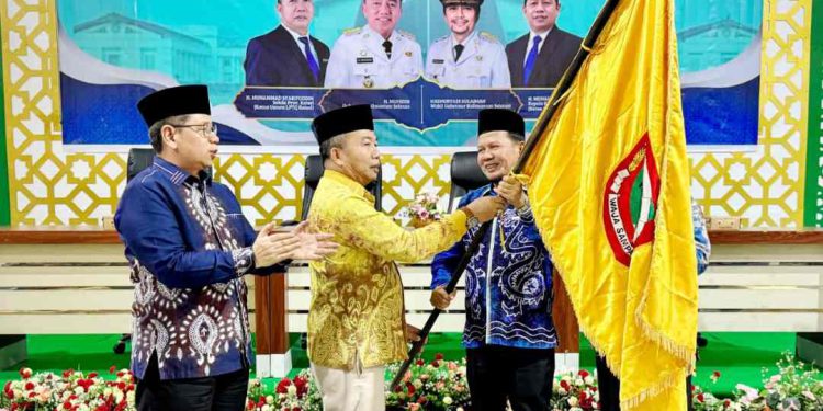 Sekdaprov Kalsel Syarifuddin serahkan bendera tanda pelepasan rombongan kafilah Kalsel untuk mengikuti STQH  XXVIII. (foto : Adpim Kalsel)