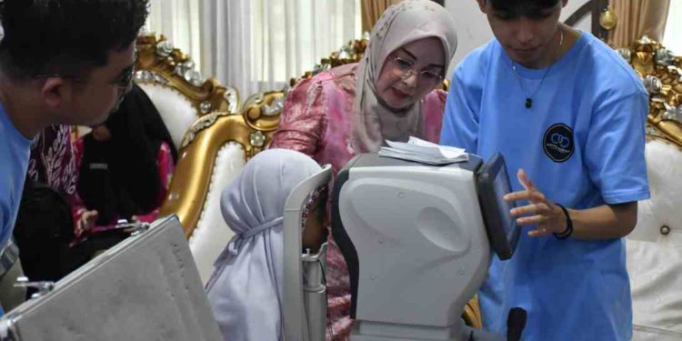 Ketua TP PKK Banjarmasin Hj Neli Listriani saat melihat pemeriksaan gratis untuk pelajar kurang mampu. (foto : shn/seputaran)
