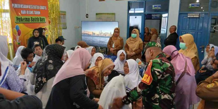 Puluhan pelajar SMP Negeri 33 Banjarmasin saat menjalani pemeriksaan di Puskesmas. (foto : shn/seputaran)