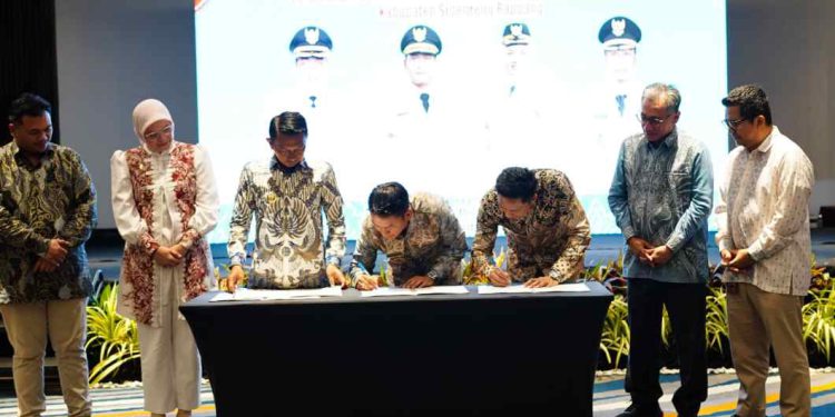 Walikota Banjarmasin HM Yamin bersama Bupati Sidrap dan Bupati Enrekang saat melakukan penandatanganan kerja sama. (foto : shn/seputaran)