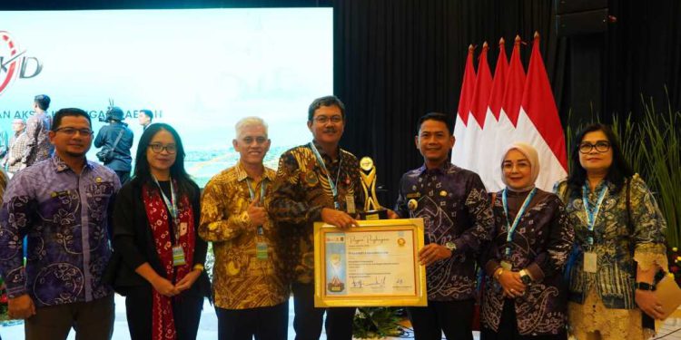 Walikota Banjarmasin HM Yamin saat menerima TPKAD Award 2025. (foto : istimewa)