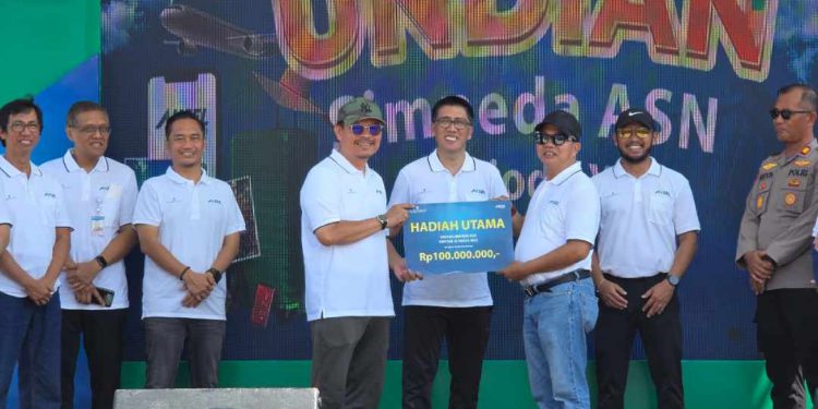 Penyerahan hadiah secara simbolis oleh Sekdaprov Kalsel M Syarifuddin kepada para pemenang terpilih Undian Tabungan Simpeda ASN Bank Kalsel Tahun 2025, yang diwakilkan oleh Direktur Utama Bank Kalsel M Fachrudin dan Komisaris Utama Bank Kalsel, Subhan Nor Yaumil. (foto : Bank Kalsel)