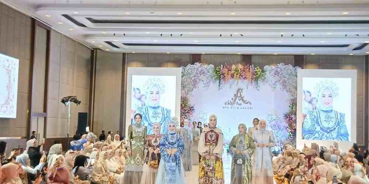 Hj Fathul Janah (istri Gubernur Kalsel H Muhidin), Yennie  Rosyanto Yudha (istri Kapolda Kalsel), Wakil Walikota Banjarmasin Hj Ananda, Ketua TP PKK Banjarmasin Neli Listriani dan Ketua Yayasan Kanker Indonesia (YKI) Hj Siti Wasilah saat menjadi model peragaan busana kain Sasirangan karya Ayu Dyah Andari. (foto : shn/seputaran)