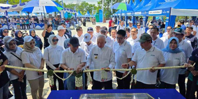 Gubernur Kalsel H Muhidin bersama Dirut Bank Kalsel Fachrudin gunting pita tanda diresmikannya KCP Bank Kalsel di kawasan Perkantoran Pemprov Kalsel. (foto : Adpim Kalsel)