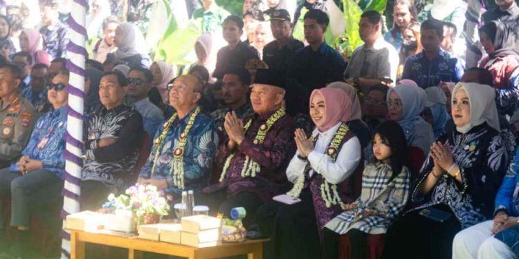 Gubernur Kalsel H. Muhidin bersama Ketua TP PKK Kalsel, Hj Fathul Jannah hadiri dan kukuhkan Ayah-Bunda FAD sekaligus serahkan Piagam KLA di momentum Peringatan HAN ke-41 di kawasan Loksado. (foto : Adpim Kalsel)