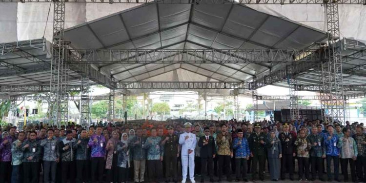 Walikota Banjarmasin HM Yamin foto bersama di sela upacara Peringatan Hari Kesaktian Pancasila. (foto : shn/seputaran)