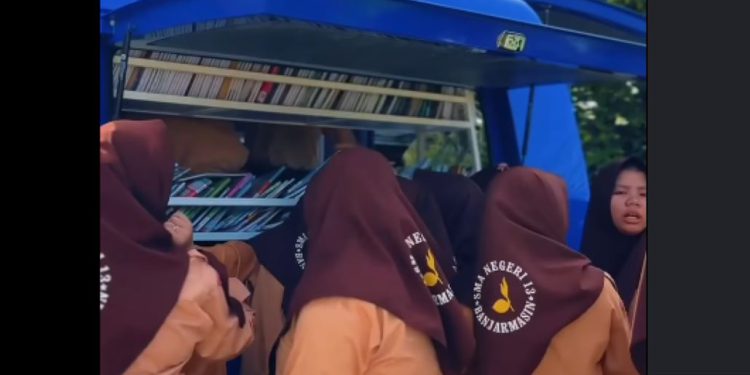 Pelajar SMA Negeri 13 Banjarmasin saat memilih koleksi buku di Pusling. (foto : IG Perpuspalnam)