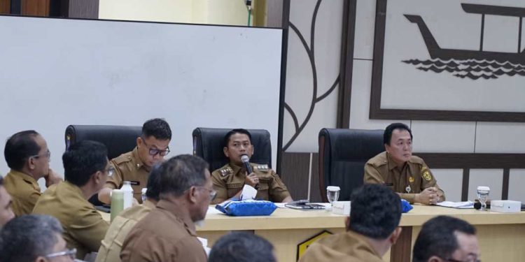 Walikota Banjarmasin HM Yamin saat pimpin Rakor dan evaluasi Pelaksanaan kegiatan serta Realisasi Penyerapan Anggaran Triwulan III 2025. (foto : shn/seputaran)