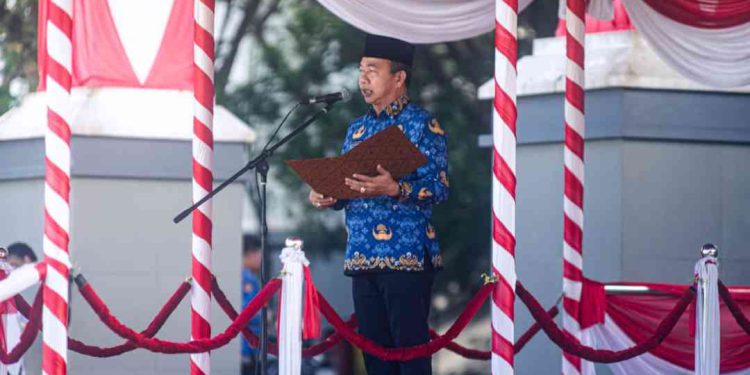 Sekdaprov Kalsel M Syarifuddin bertindak sebagai Inspektur Upacara. (foto : Adpim Kalsel)