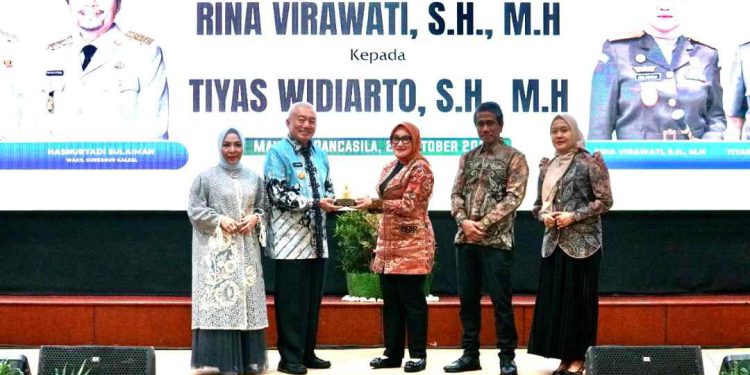 Penyerahan cenderamata oleh Gubernur Kalsel H Muhidin didampingi istri kepada Rina Virawati (Kajati Kalsel sebelumnya). (foto : Adpim Kalsel)