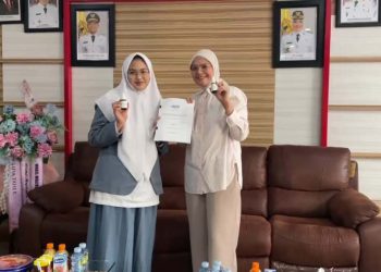 Siswi SMA IT Ukhuwah Kenalkan Inovasi Hand Sanitizer dari Ilung ke Wakil Walikota Banjarmasin