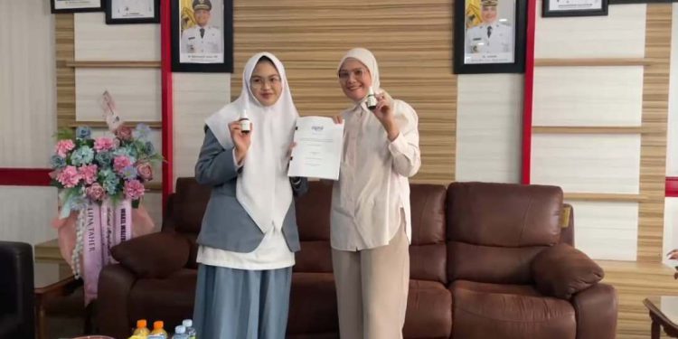 Rahma Sarita At-Thoyyar, siswi jurusan IPA SMA IT Ukhuwah Banjarmasin tunjukan inovasi Hand Sanitizer bersama Wakil Walikota Banjarmasin Hj. Ananda. (foto : sna/seputaran)